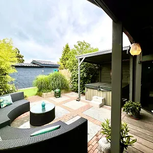 cozy-chalet-with-sauna-jacuzzi-and-yard-near-amsterdam.thehaguehotels.net/